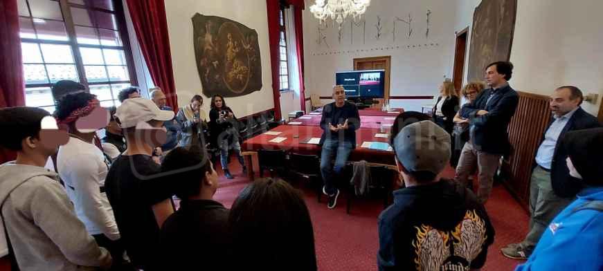 Giovani studenti dell’Enaip Zavatta ricevuti dal sindaco Jamil Sadegholvaad
