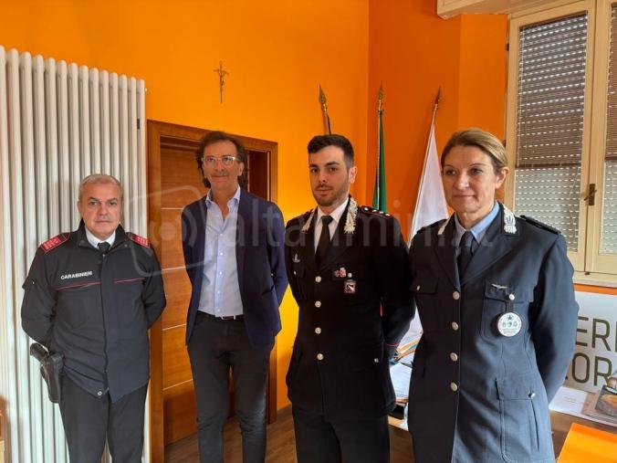 Il sindaco Gianluca Ugolini con la Comandante della Polizia Locale Isotta Macini, il Capitano dei Carabinieri di Riccione Niccolò Rutigliano e il Maresciallo Francesco Liguori.