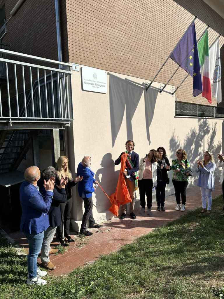 Il sindaco Ugolini ha appena scoperchiato la targa