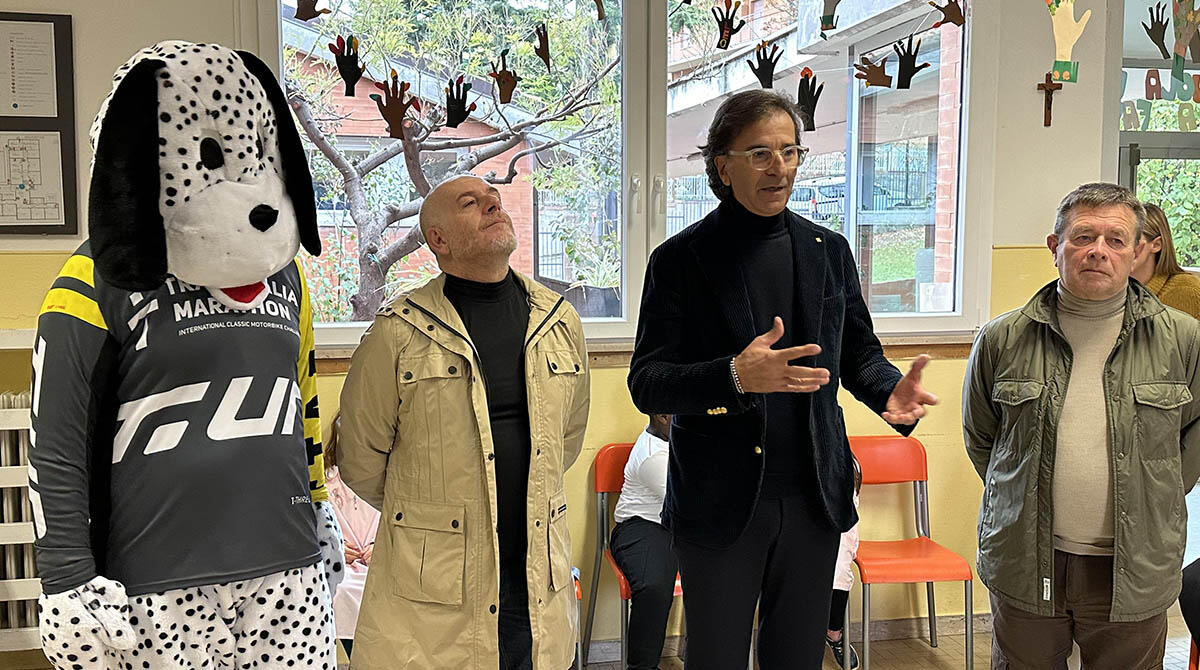 Transitalia Marathon dona sorrisi alla scuola primaria Favini: solidarietà per l'educazione inclusiva - Il team di Transitalia Marathon insieme al Sindaco Gianluca Ugolini, Coriano