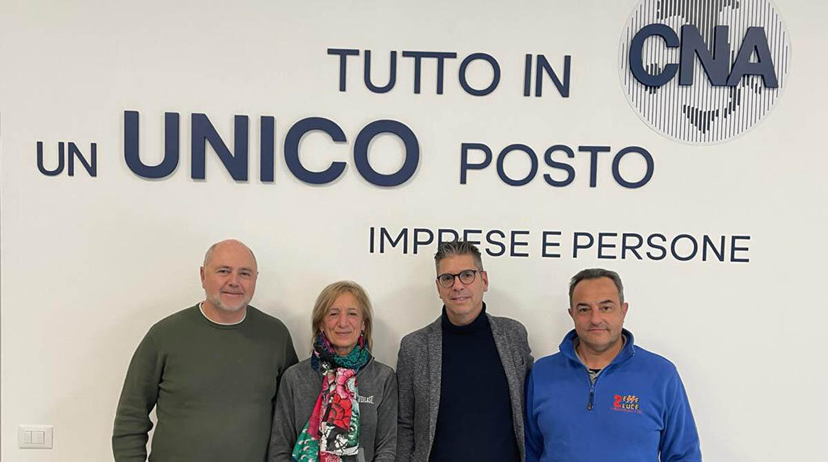 Alluvione, raccolta benefica da 500.000 euro di Cna ha aiutato anche cinque attività riminesi - I rappresentati di 2 Esse Luce, Logicamente e Bagno 20 Riccione, tre delle  cinque aziende interessate dalla raccolta fondi con il direttore di CNA Rimini Davide Ortalli