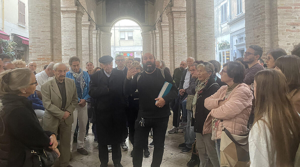 Rimini bombardata, la città ricorda quel terribile giorno di 80 anni fa - Più di cento persone hanno partecipato alla visita guidata e alla presentazione del podcast “Rimini in guerra 1943-1945”