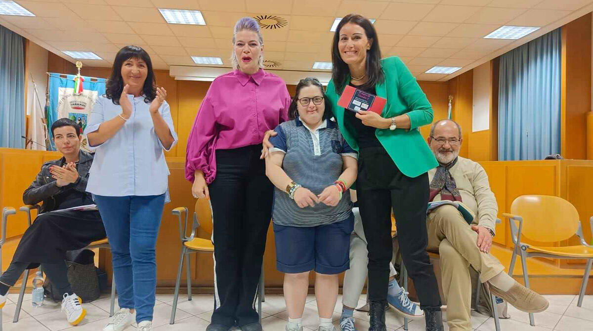 Gli abiti disegnati da Claudia per una sfilata benefica a favore della comunità marignanese - Al centro Paola e Claudia con la vicesindaca Michela Bertuccioli