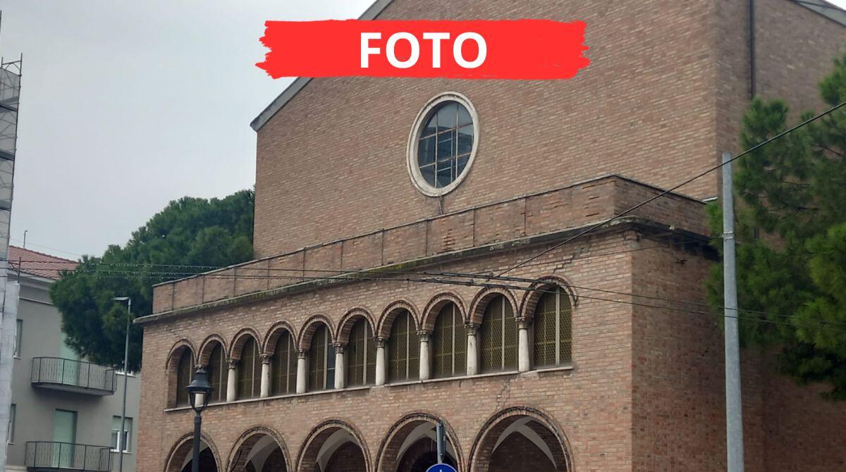 Degrado alla chiesa di San Nicolò: crepe, rifiuti e abbandono - Chiesa di San Nicolò al Porto, Rimini