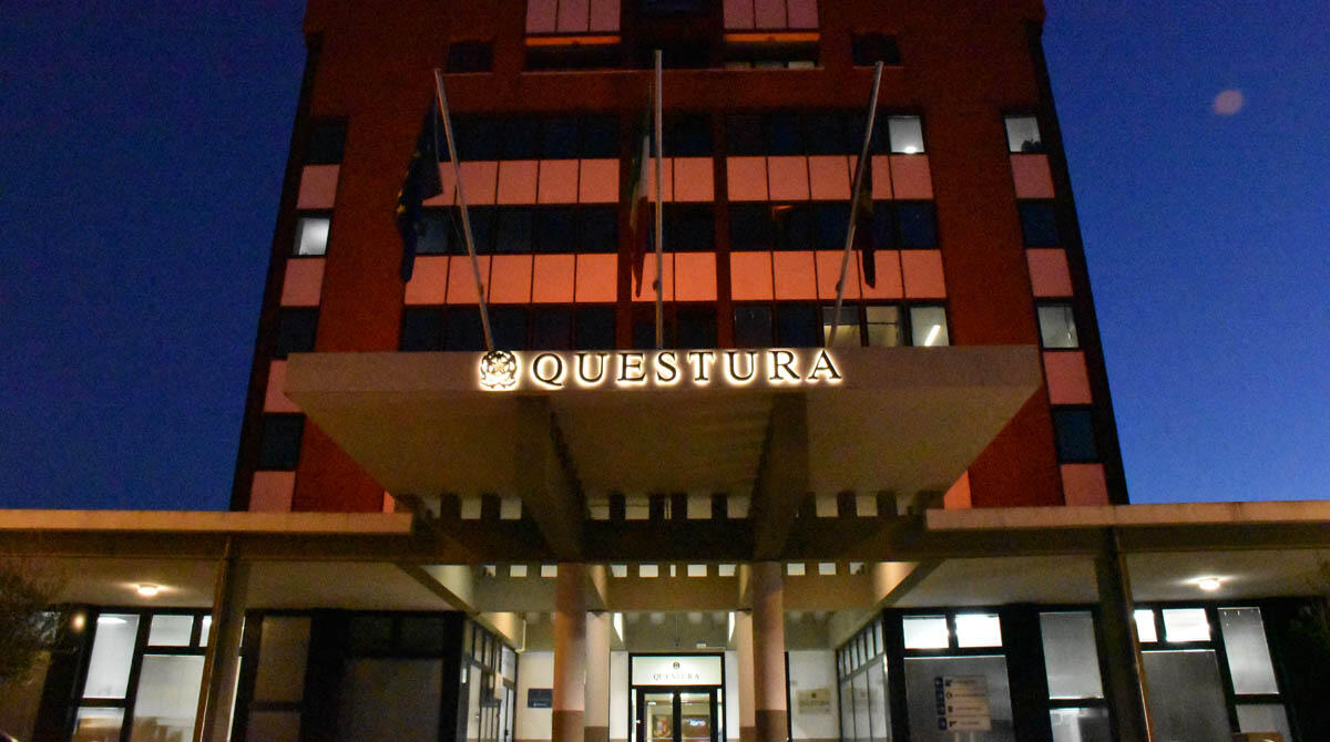 Rimini, apre in Questura lo spazio di prima accoglienza per donne vittime di violenza - La Questura di Rimini illuminata di arancione nella giornata internazionale contro la violenza alle donne
