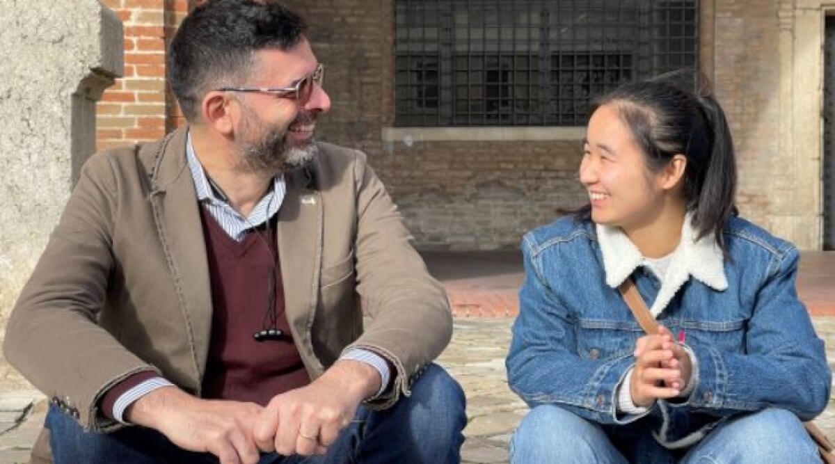 La determinazione delle gemelle Yang, da immigrate a studentesse universitarie a Rimini - L'assessore Gianfreda assieme ad una delle gemelle