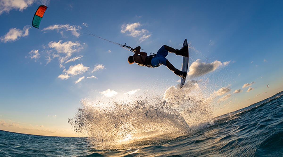 Malore in mare mentre fa kitesurf, muore tenente colonnello della Gdf di Rimini. Aveva 40 anni - kitesurf, foto di repertorio