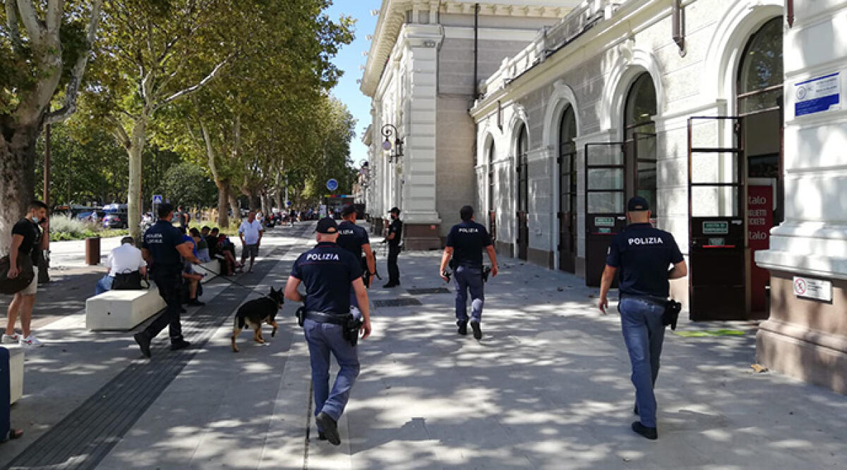 Individuo molesto in stazione, fornisce false generalità alla Polizia: arrestato - Controlli alla stazione di Rimini, foto di repertorio