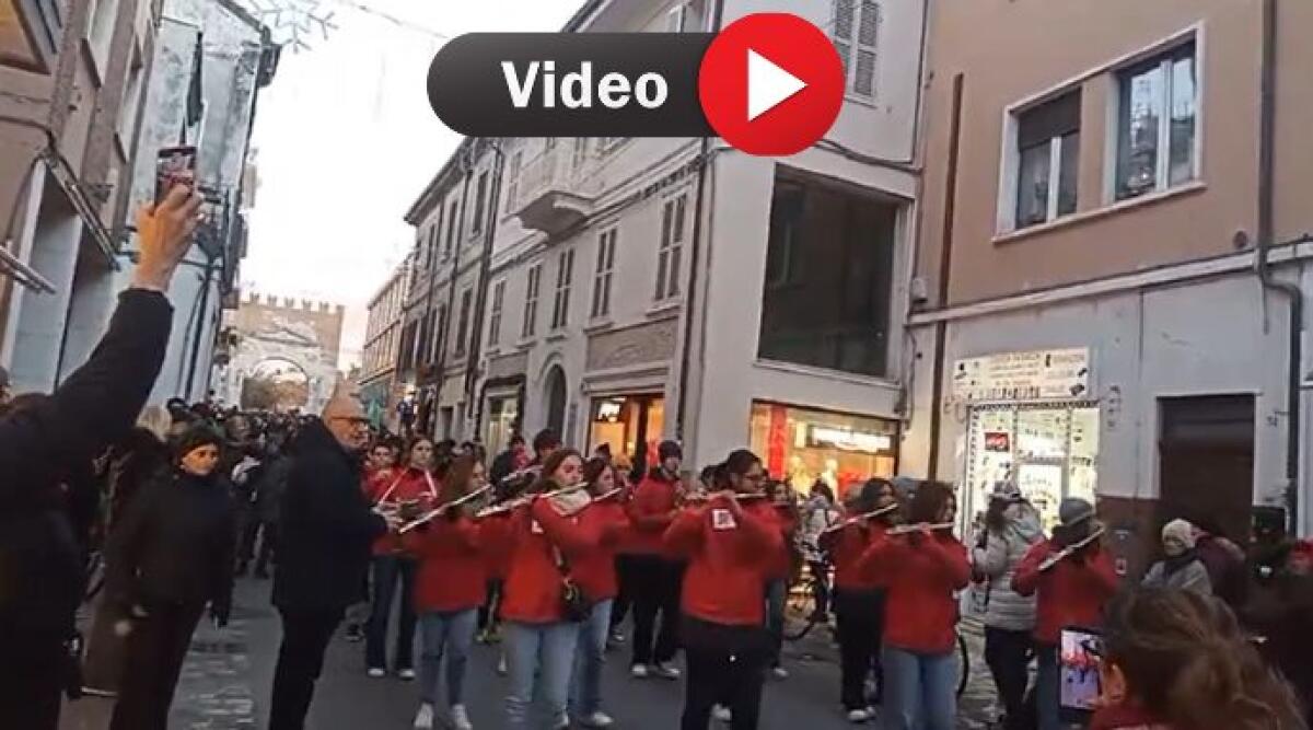 La 'Camminata' invade le vie del centro: centinaia di persone unite contro la violenza sulle donne - La manifestazione in Corso d'Augusto