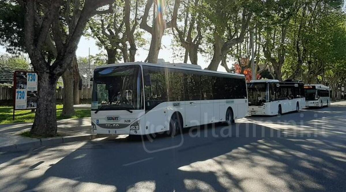 Sciopero autobus il 17 novembre, disagi in vista per il traffico a Rimini - Bus al capolinea in stazione a Rimini