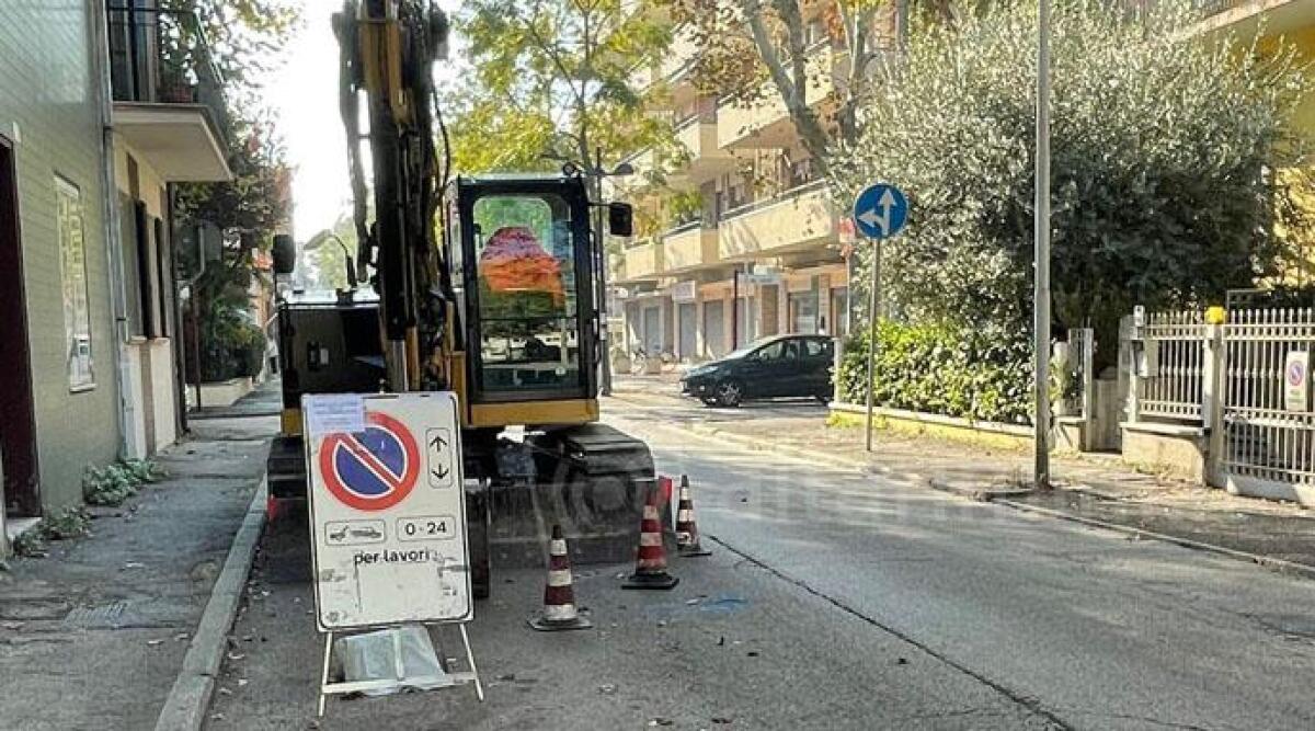 Via del Porto a Cattolica cambia look e dà priorità a bici e pedoni. Ma 7 alberi saranno tagliati - Cantiere in via del Porto a Cattolica