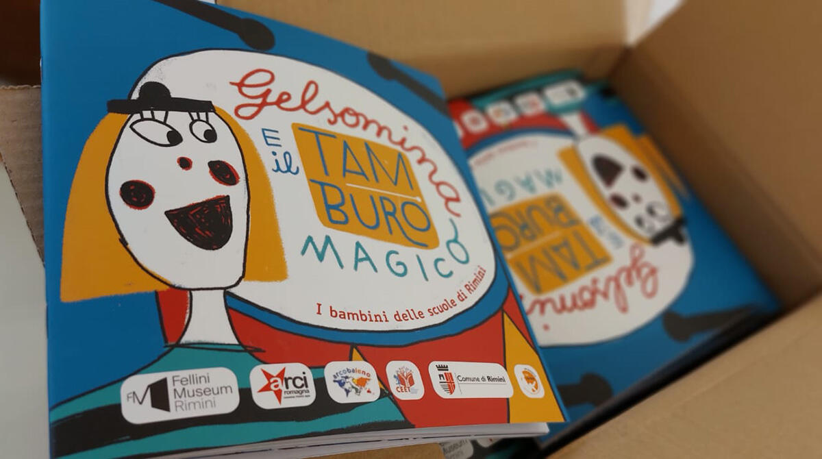 I bimbi di Rimini "riscrivono" Fellini: ispirato da La Strada esce "Gelsomina e il tamburo magico" - L'albo "Gelsomina e il tamburo magico"