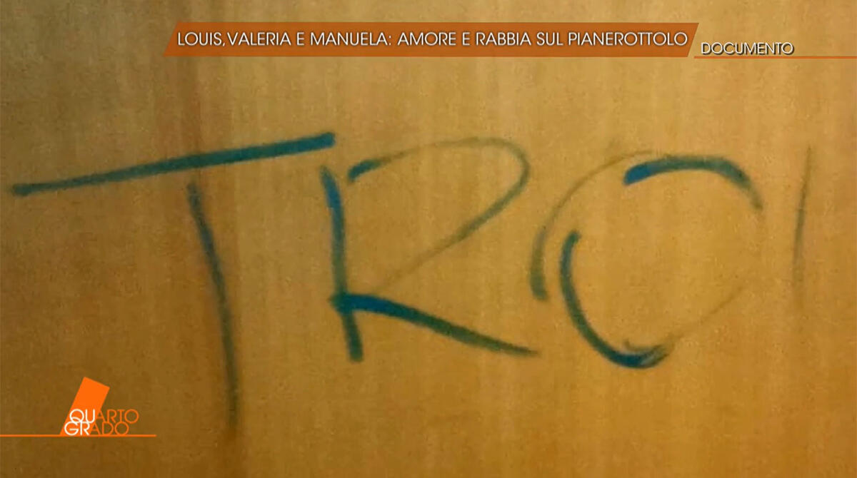 Caso Pierina, porta di casa Manuela imbrattata con insulto sessista. Quarto Grado: "Procura, soluzione vicina" - La scritta sulla porta della casa di Manuela Bianchi