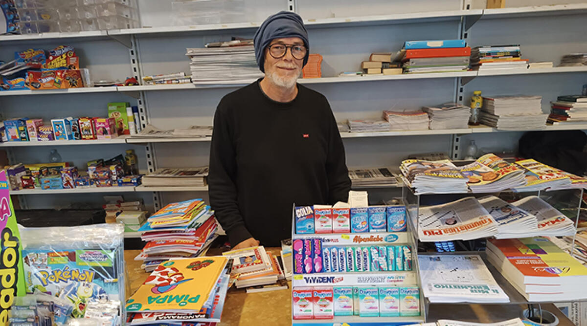 Chiude dopo 60 anni l’amatissima edicola di Viserba: 'Si era creata una piccola famiglia' - Il titolare Sandro Russo