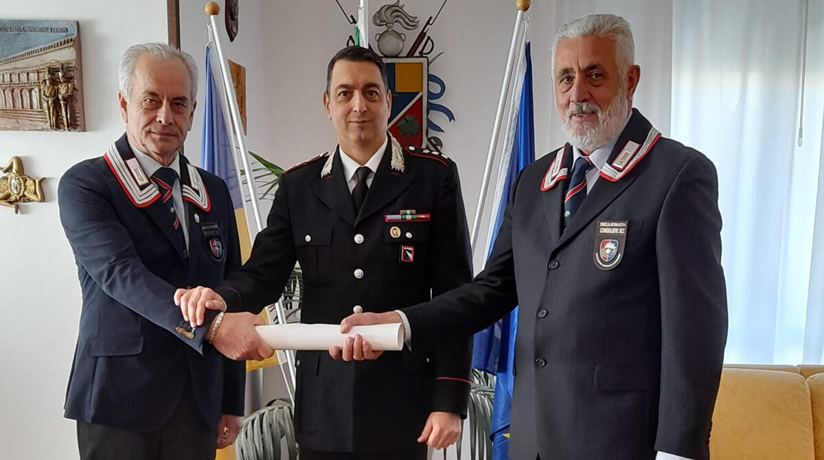 Nuovo Presidente alla guida dell'Associazione Nazionale Carabinieri di Novafeltria - Il passaggio di consegne tra il presidente uscente Luzi e il neo eletto Casagrande. A presiedere la cerimonia il Comandante dei Carabinieri di Novafeltria Carraffa