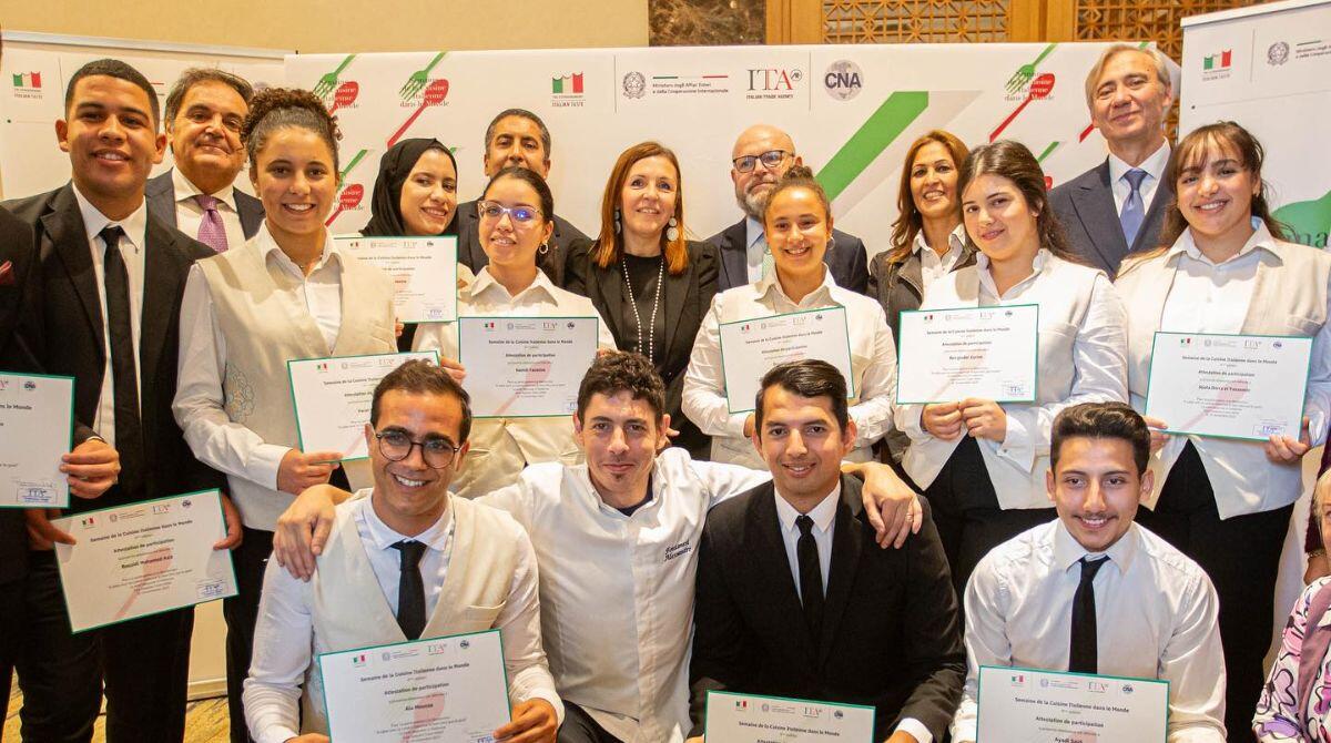 La cucina italiana nel mondo, tre aziende di Cna Rimini protagoniste a Tunisi - Hotel Four Seasons di Tunisi - Antonio Franceschini Funzionario CNA, Roberto Corbelli Presidente CNA Riccione insieme ai ragazzi dell'Istituto di Alti Studi Turistici di Sidi Dhrif