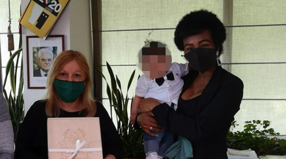 Lutto cittadino a Bellaria Igea Marina, martedì i funerali del piccolo Giulio - Giulio in braccio alla sua mamma, la foto scattata nel 2020 in Comune