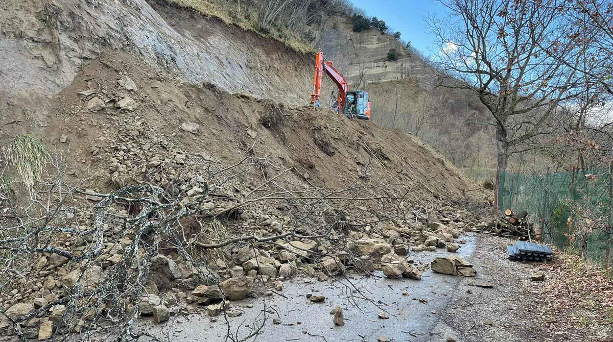 Talamello, 700.000 euro per sistemare le frane. Con altri fondi si interverrà sulla ciclabile - Frana sulla strada di collegamento Cava-Collina: l'intervento eseguito da gennaio