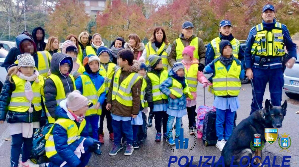 Alunni e genitori partecipano al Pedibus day a Riccione: mobilità sostenibile sulla via della scuola - 