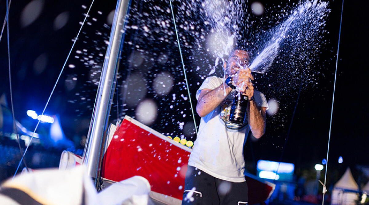 Vela: Luca Rosetti nella storia, sua la Mini Transat 2023 - Rosetti festeggia all'arrivo