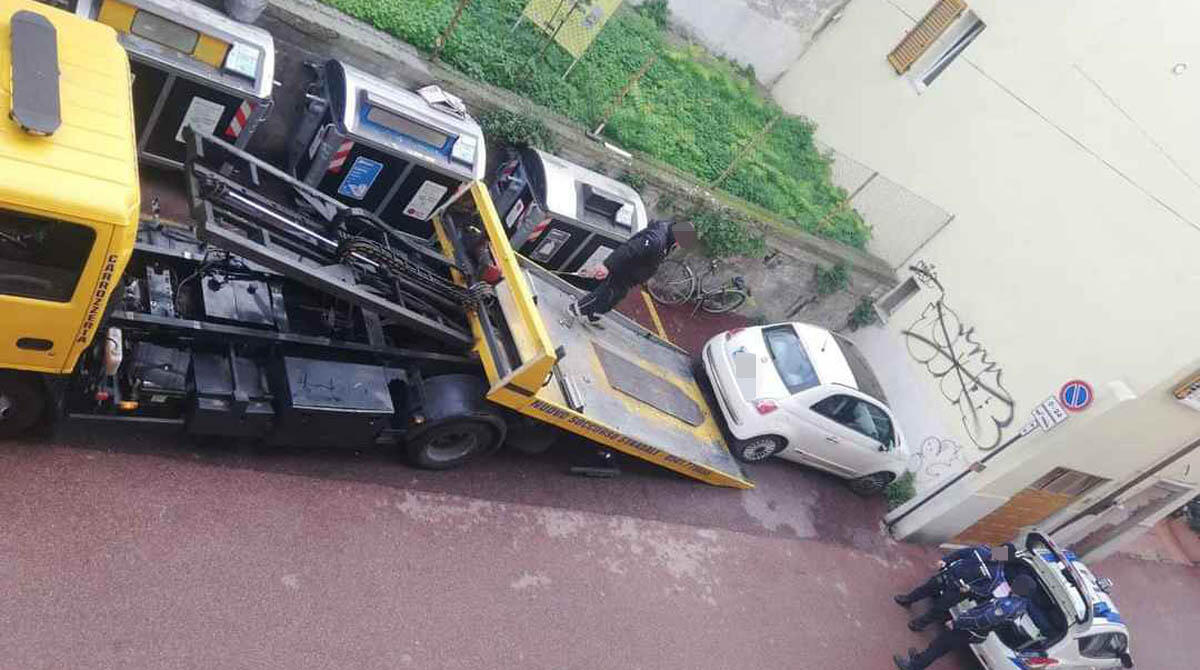 Sanzioni e rimozioni di auto a raffica in via Bufalini a Rimini: "Togliete i cassonetti e fateci parcheggi" - Foto di Carlo Rufo Spina