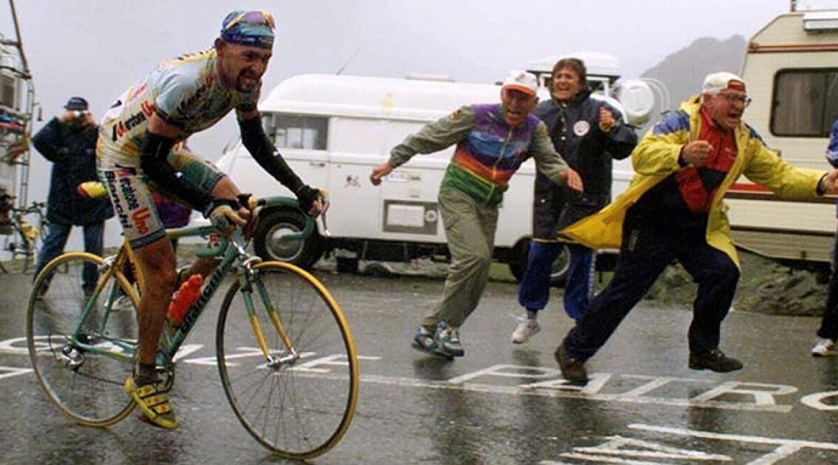Cesenatico ricorda Pantani nel 25° anniversario dalla storica doppietta Giro-Tour - Pantani durante una gara