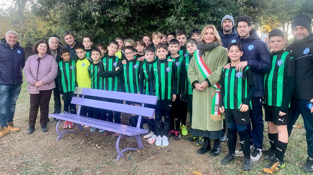 Riccione abbraccia la gentilezza: la nuova panchina viola della Riccione Calcio - La nuova panchina viola a Spontricciolo, Riccione