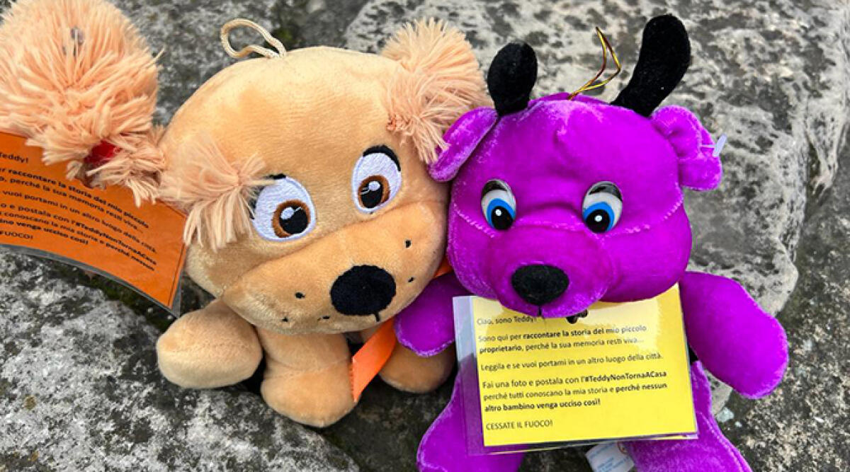 Peluche per la Pace invadono la città: un messaggio di speranza a Rimini - I peluche stati lasciati in giro per Rimini