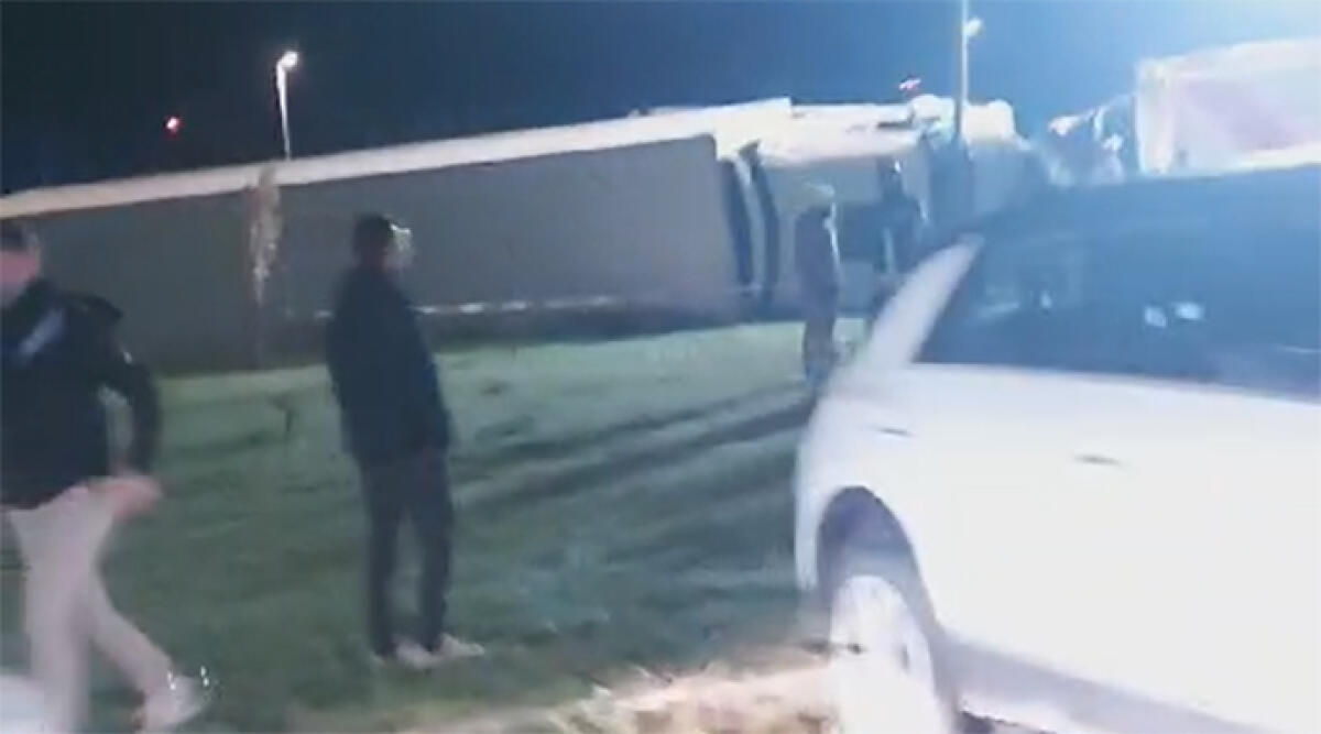 Incidente nella notte: Tir carico di biscotti si ribalta nella rotonda di San Lorenzo a Riccione - Il luogo dell'incidente