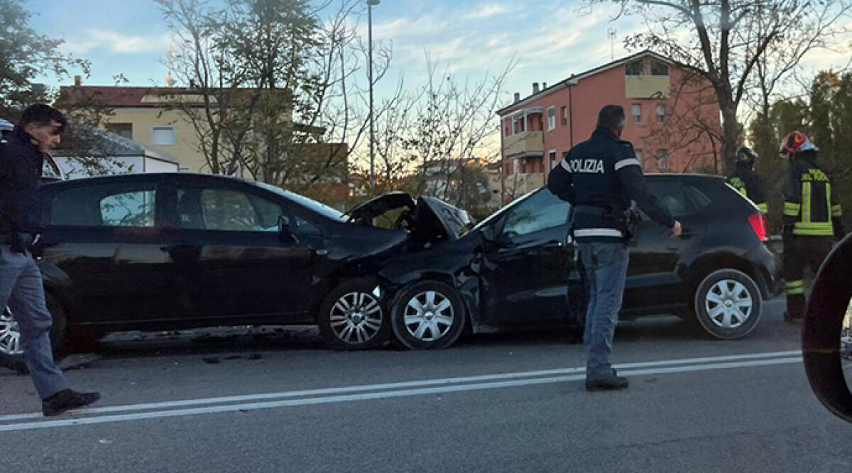 Incidente sulla Statale 16: frontale tra due auto a Viserba. Un morto e un ferito - Il luogo dell'incidente