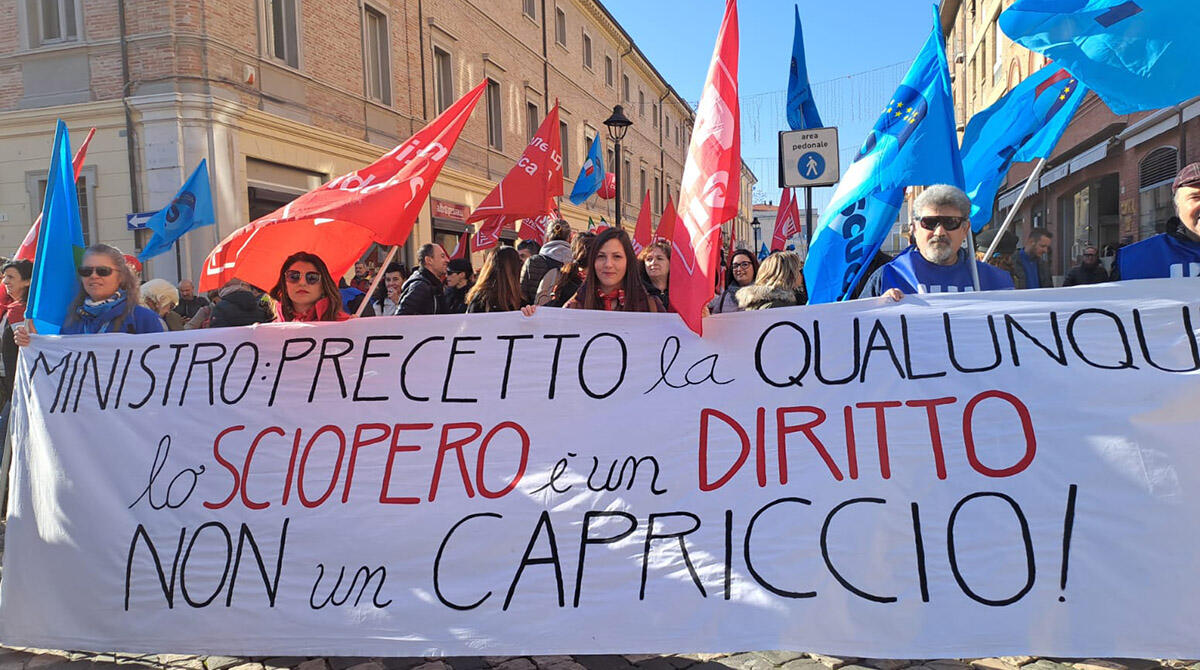 Sciopero generale: altissima adesione a Rimini. Nuove mobilitazioni in vista - Il presidio di Piazza Tre Martiri a Rimini