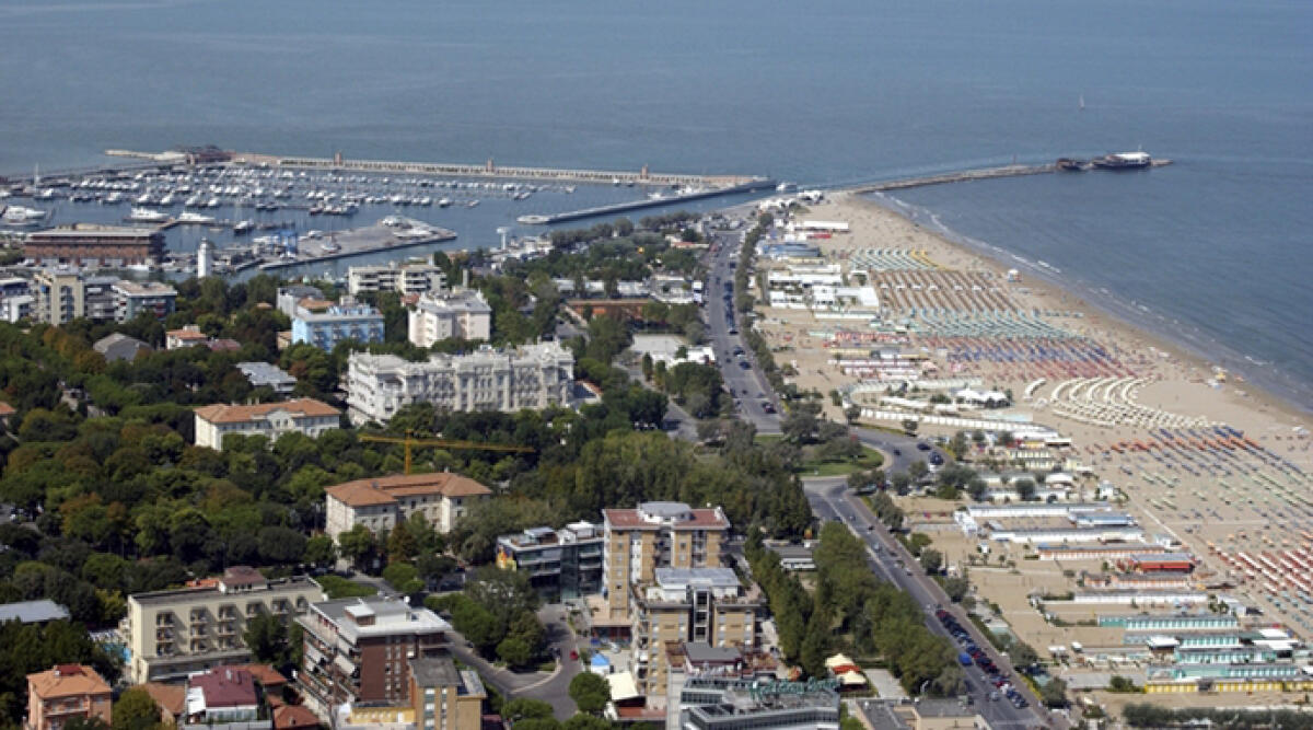 Rimini sospende due hotel per evasione fiscale - Panorama spiaggia Rimini