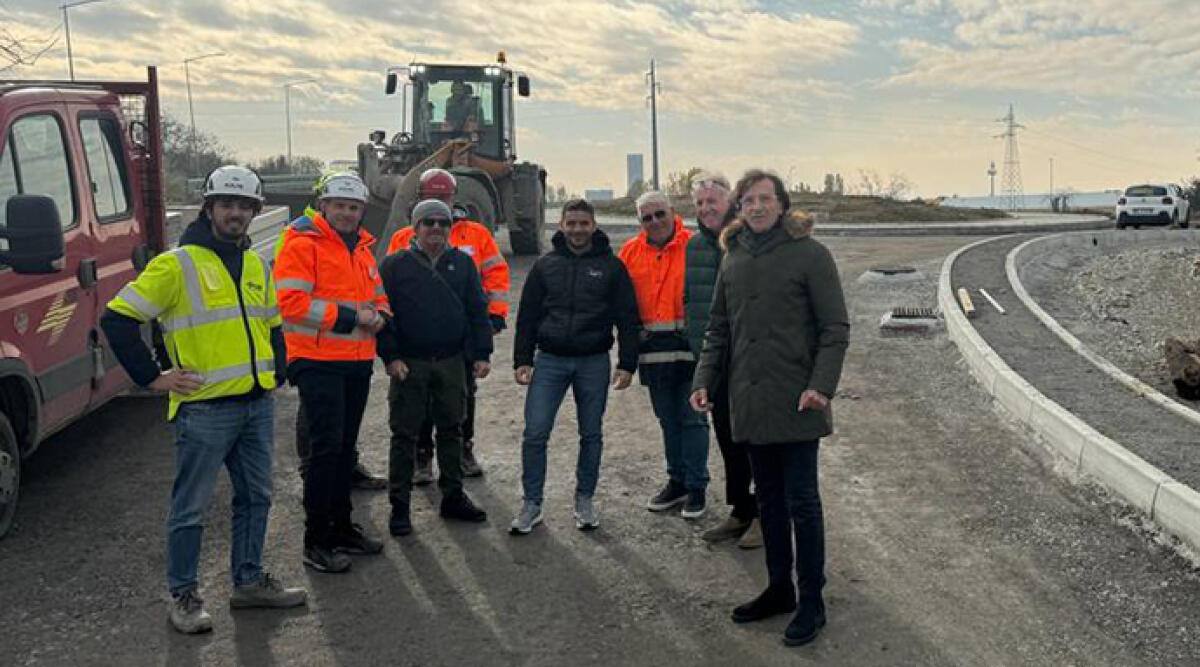 Comuni di Riccione e Coriano insieme: 'Riaprire cavalcavia A14 su viale Venezia a senso unico durante le feste' - Sindaco Coriano Ugolini assessore Riccione Imola e i tecnici sul cantiere di viale Venezia