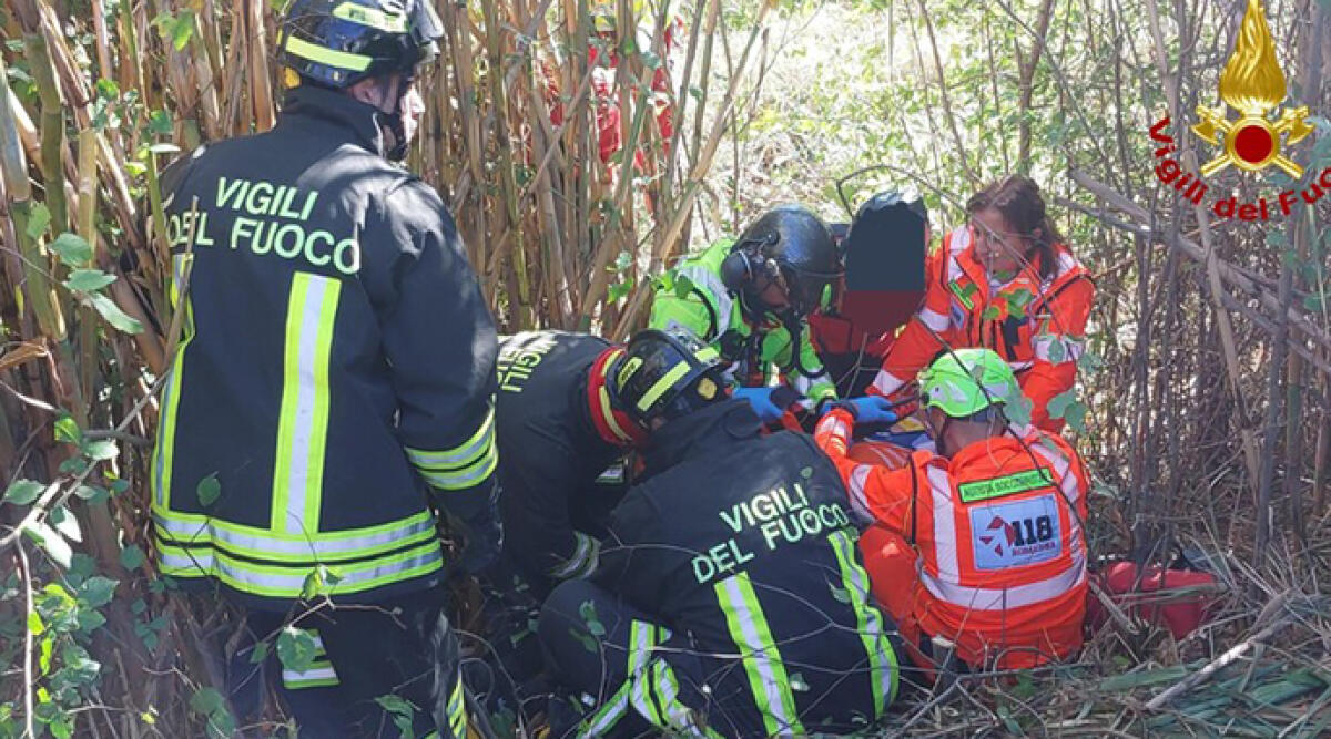 Auto travolge quattro ciclisti: due feriti, uno molto grave - Sul posto i sanitari del 118 e i Vigili del Fuoco
