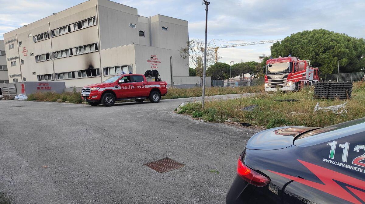 Al via i lavori di protezione dell'ex "nuova Questura" a Rimini - Carabinieri e Vigili del Fuoco all'ex questura il giorno dei focolai d'incendio