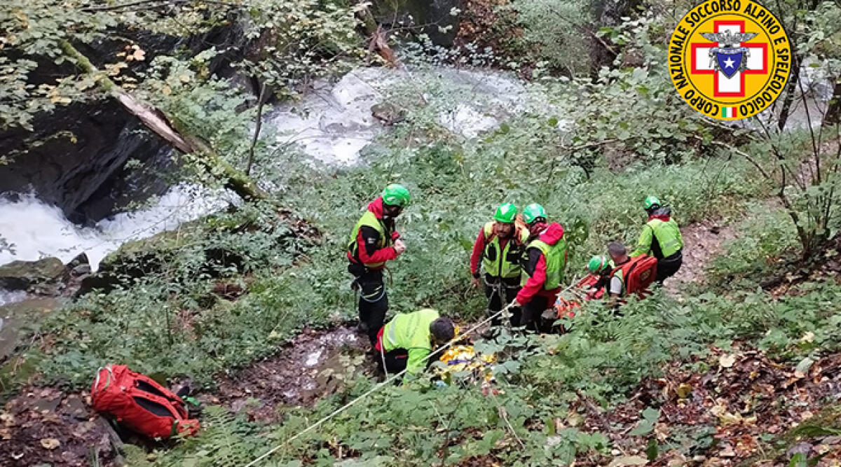 Caduta nel bosco sotto la pioggia e il vento: donna ferita durante un'escursione - Le operazione di soccorso in condizioni critiche