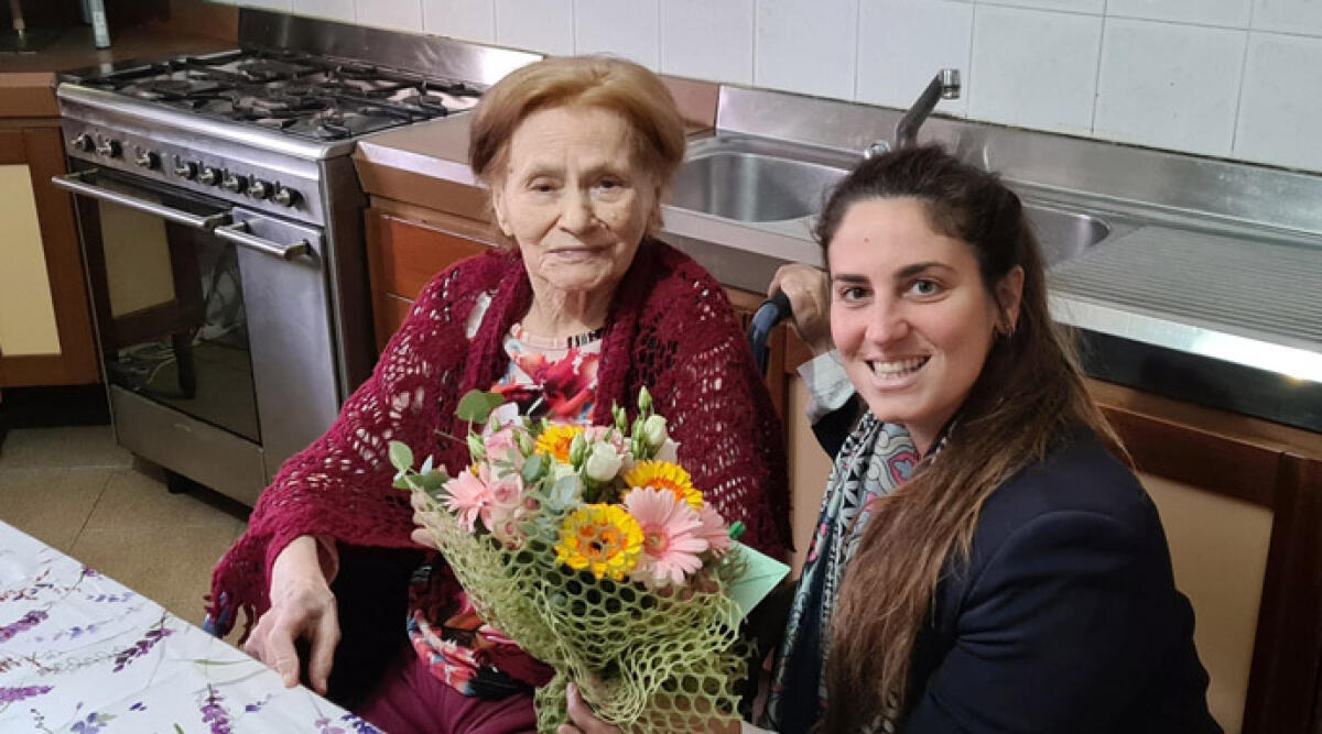 Lina Paolini, festa per la nuova centenaria: per anni ha gestito una pensione a Miramare - Sindaca Alice Parma con Lina Paolini