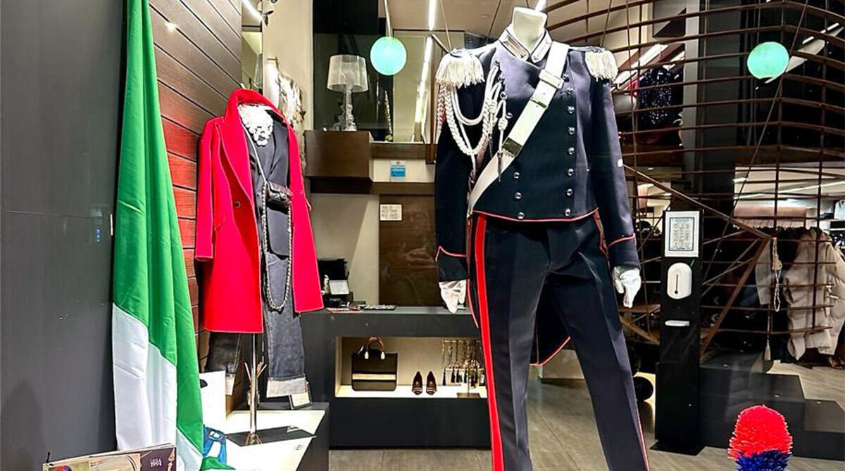 Le uniformi dei Carabinieri in vetrina: un tributo alla festa delle Forze Armate - La vetrina allestita a Cattolica