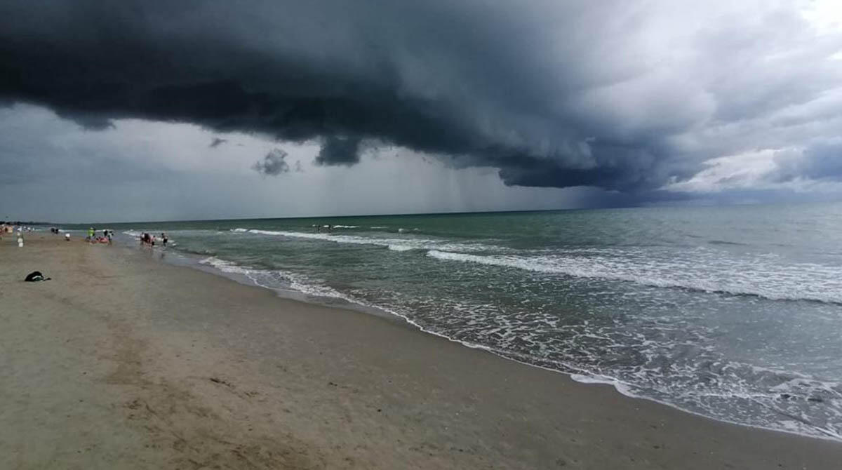 Nuovo maltempo con raffiche burrascose e di tempesta sulla costa e nell'entroterra - Spiaggia di Rimini nuvole ARCHIVIO