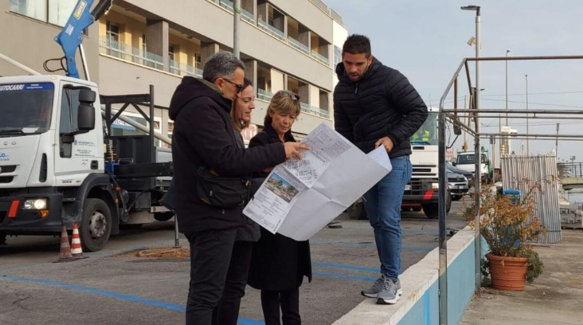 Porto canale, iniziati a Riccione i lavori di riqualificazione dell'arredo urbano - La Sindaca Angelini e l'assessore Imola al cantiere