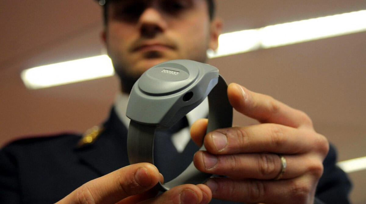 Taglia il braccialetto elettronico per evadere dalla comunità e andare a bere un caffè - Braccialetto elettronico REPERTORIO