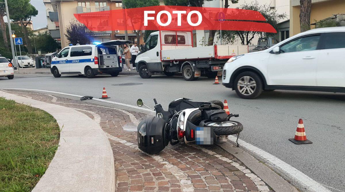 Scontro alla rotonda: giovane ragazza in scooter finisce in ospedale - Le immagini dell'incidente avvenuto oggi (6 novembre) in via Melucci a Rimini