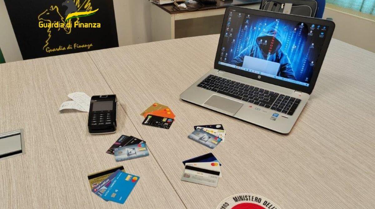 Clonavano le carte di credito ai clienti del loro hotel: sequestrati 8 immobili - Le carte clonate e il pos utilizzato