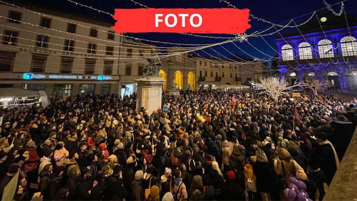 Rimini s'illumina con l'accensione delle luminarie natalizie - Piazza Cavour
