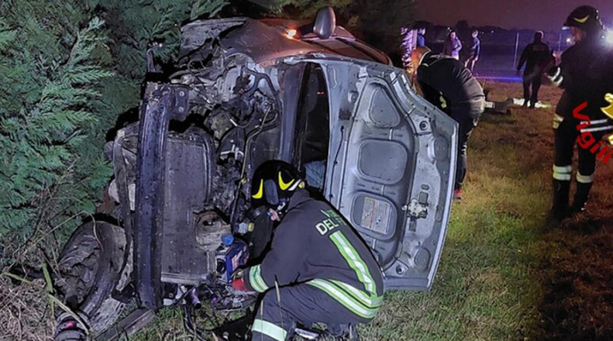 Sbalzato dall'auto per una decina di metri, muore 24enne a Modena - Foto Ansa