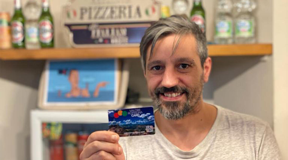Valore Natale, in arrivo 10mila card gratis per incentivare acquisti nei negozi della Valmarecchia - Daniele Mobiglia, titolare della pizzeria del Corso di Novafeltria, che ha aderito al circuito di Valore Romagna