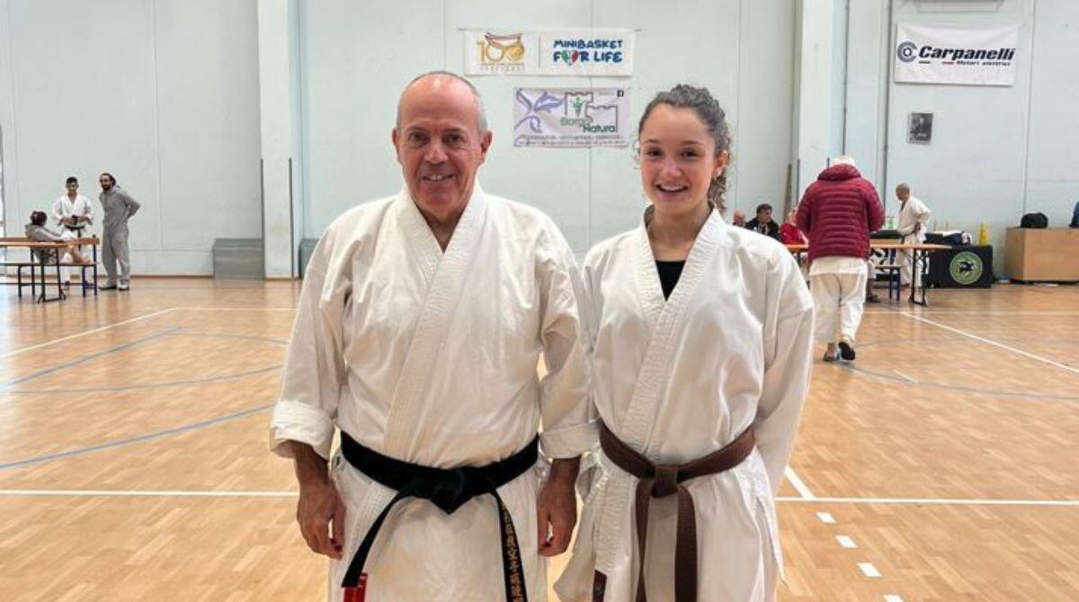 Vittoria Crosara dello Shotokan Karate Club Santarcangelo diventa cintura nera 1° Dan - Il Maestro Denis Pironi con Vittoria Crosara