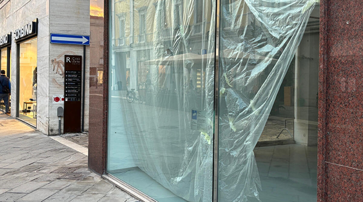 Chiude un altro negozio in centro, il marchio Guess lascia il cuore della città - Il negozio chiuso in centro a Rimini