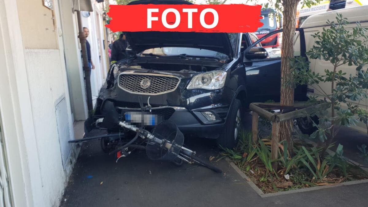Auto impazzita in Via Destra del Porto perde il controllo, finisce contro un'altra auto e sul marciapiede - L'auto finita sul marciapiede