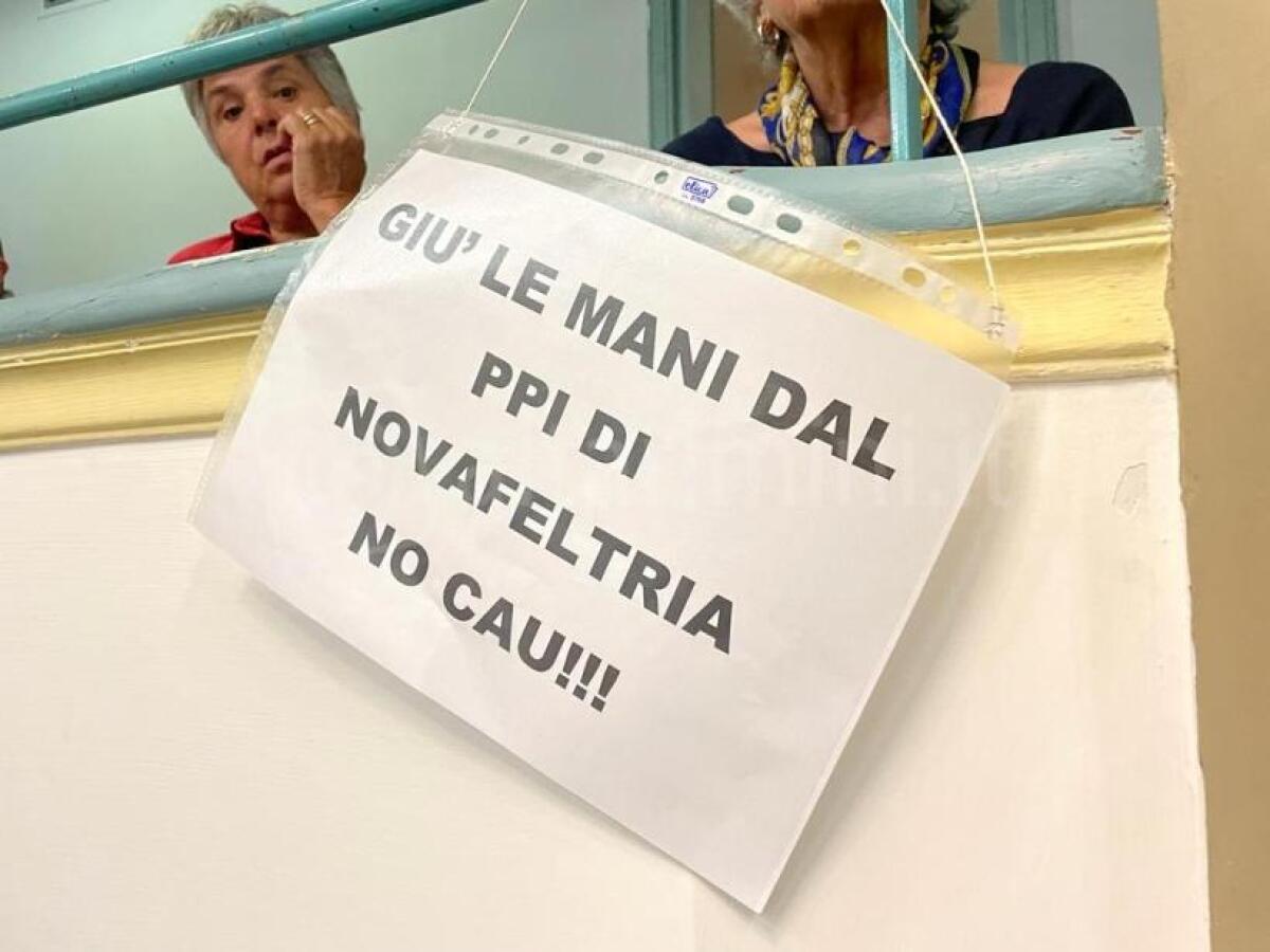 Ospedale di Novafeltria, il Pd di Rimini sta con l'Ausl: "Il Cau serve, il Pronto Soccorso no" - Il cartello esposto dai manifestanti
